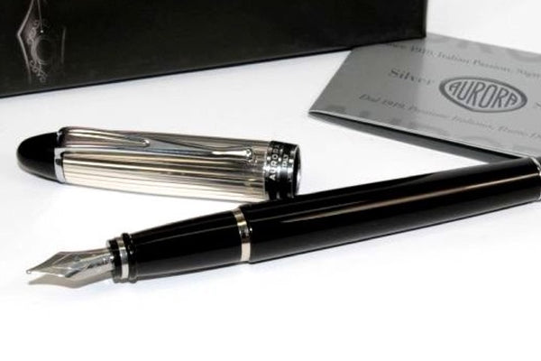 Füllfederhalter Aurora Ipsilon De Luxe Edelharz Schwarz Zierteile Chrom  Kappe 925 Sterling-Silber M-Feder Art.-Nr. B14CN