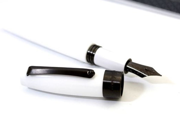 Füllfederhalter Montegrappa Fortuna weiß Edelharz Ruthenium Edelstahl Art.-Nr. ISFOR3LH